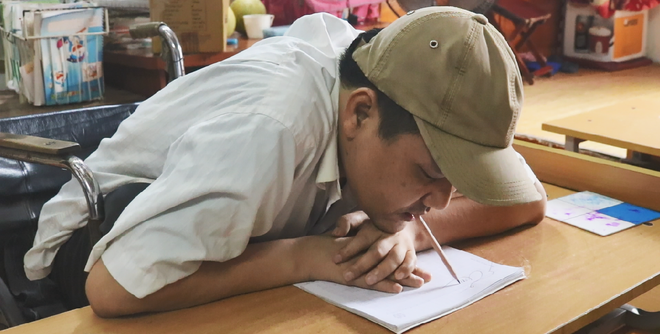 Chuyện về người thầy ngồi xe lăn, viết chữ đẹp bằng miệng ảnh 1