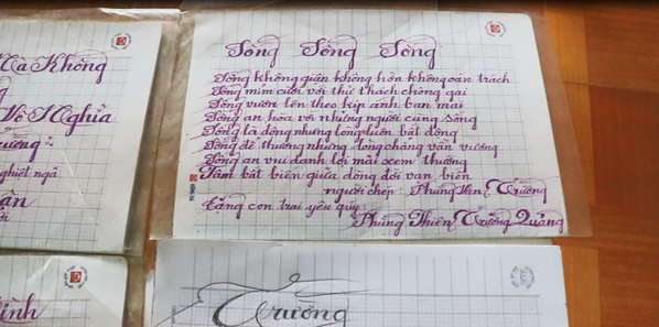 Chuyện về người thầy ngồi xe lăn, viết chữ đẹp bằng miệng ảnh 2