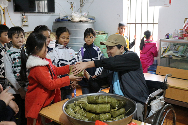 Chuyện về người thầy ngồi xe lăn, viết chữ đẹp bằng miệng ảnh 4