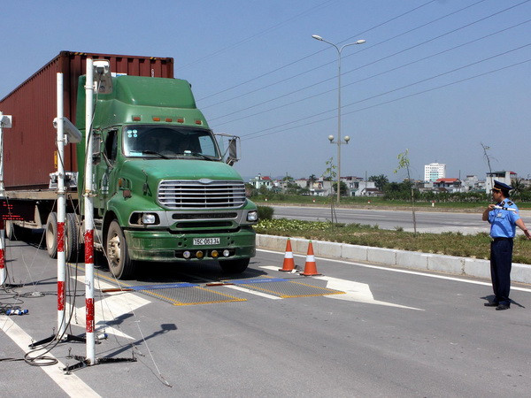Lai Châu: Xe tải trọng lớn vun vút lao qua trạm cân vào ban đêm ảnh 1