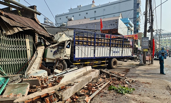 Tai nạn liên hoàn giữa 7 xe trên Quốc lộ 1A, hai nhà dân bị đổ sập ảnh 1