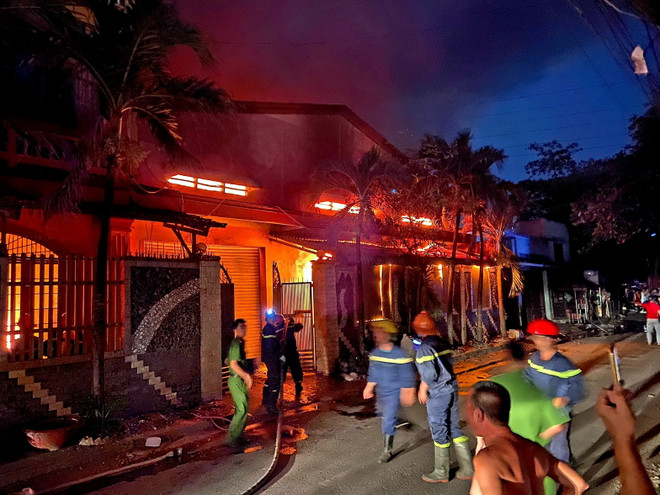 Thành phố Hồ Chí Minh: Cháy lớn tại kho vải ở huyện Hóc Môn ảnh 3