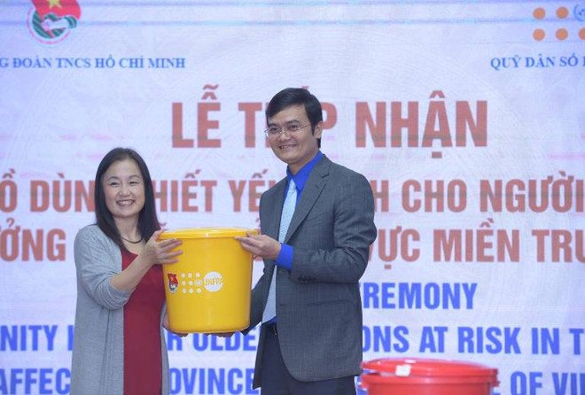 UNFPA hỗ trợ 3.700 bộ đồ dùng cho người cao tuổi ở 3 tỉnh miền Trung ảnh 1