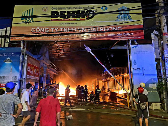 Thành phố Hồ Chí Minh: Cháy lớn tại kho vải ở huyện Hóc Môn ảnh 4