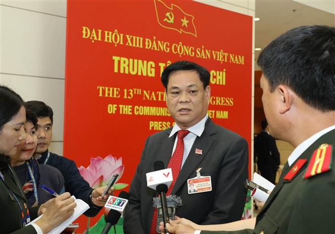 Ông Huỳnh Tấn Việt (Đoàn đại biểu Đảng bộ Khối các cơ quan Trung ương) trả lời phỏng vấn của phóng viên các cơ quan thông tấn, báo chí. (Ảnh: TTXVN) Đại hội XIII của Đảng: Xác định rõ những nhiệm vụ đột phá ảnh 1