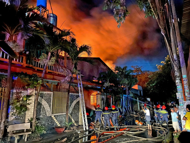 Thành phố Hồ Chí Minh: Cháy lớn tại kho vải ở huyện Hóc Môn ảnh 2