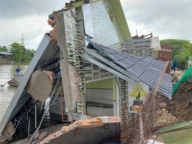 Kênh Cái Sắn ở Cần Thơ tiếp tục sạt lở, nhấn chìm hai căn nhà ảnh 1