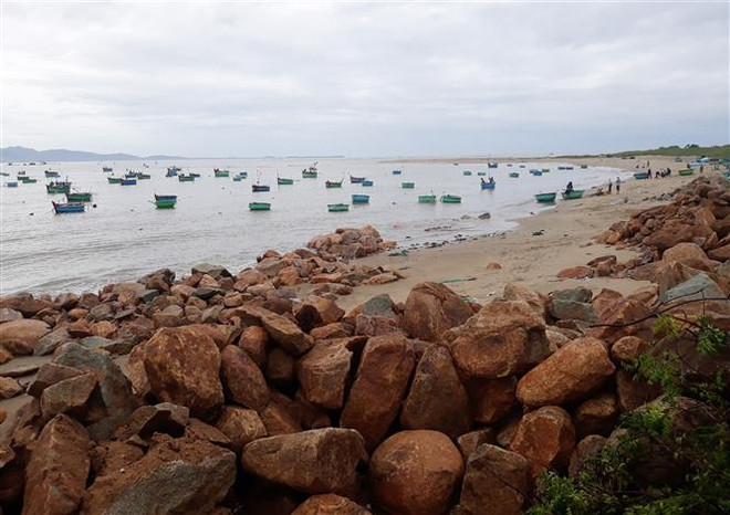 Áp thấp gây mưa dông mạnh, các địa phương kêu gọi tàu thuyền vào bờ ảnh 2