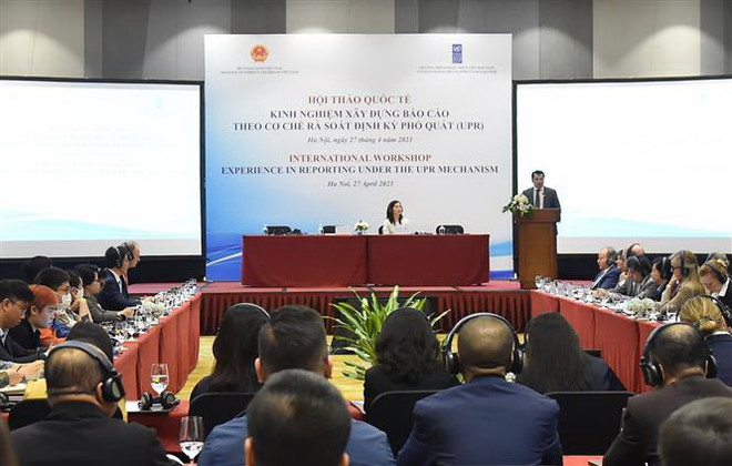 Hội thảo Quốc tế về Kinh nghiệm Xây dựng Báo cáo theo cơ chế rà soát định kỳ phổ quát - UPR. (Ảnh: Lâm Khánh/TTXVN) Điều phối viên LHQ: Việt Nam cam kết mạnh mẽ đảm bảo Quyền con Người ảnh 1