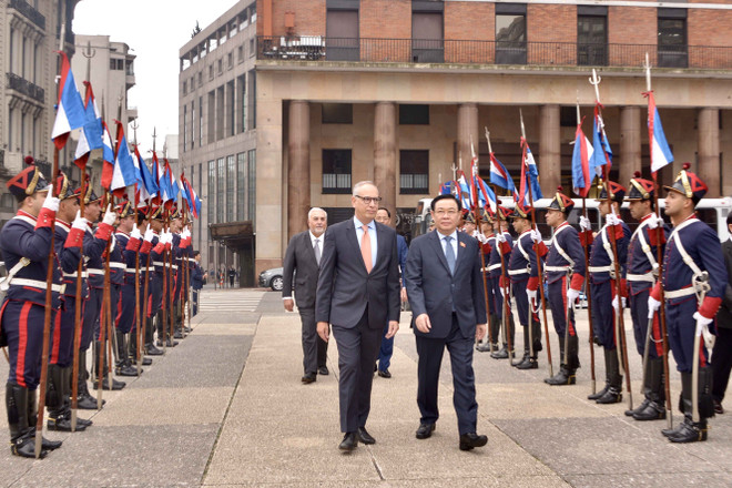 Chủ tịch QH đặt vòng hoa ở Đài tưởng niệm Tướng Jose Gervasio Artigas ảnh 1