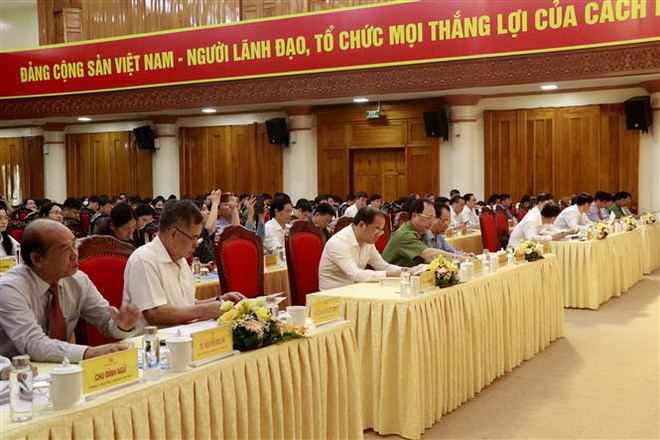 Các đại biểu tham dự buổi tọa đàm. (Ảnh: Việt Dũng/TTXVN) 'Cuốn sách của Tổng Bí thư có giá trị sâu sắc về lý luận và thực tiễn' ảnh 3