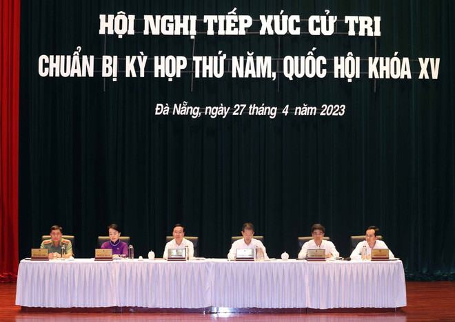 Chủ tịch nước Võ Văn Thưởng cùng các đại biểu Quốc hội tại buổi tiếp xúc cử tri Đà Nẵng. (Ảnh: Thống Nhất/TTXVN) Chủ tịch nước: Kiên quyết, kiên trì xử lý nghiêm cán bộ tham nhũng ảnh 1