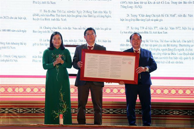 Đại diện Ủy ban Nhân dân tỉnh Kon Tum trao Quyết định của Thủ tướng Chính phủ công nhận Bảo vật Quốc gia đối với xe tăng T59 số hiệu 377 cho huyện Đăk Tô. (Ảnh: Khoa Chương/TTXVN) Kon Tum: Long trọng lễ công bố Bảo vật Quốc gia Tăng T59 số hiệu 377 ảnh 1