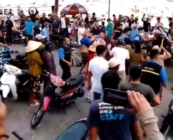 Hiện trường vụ xô xát ở Phú Quốc. (Ảnh cắt từ clip) Kiên Giang: Điều tra vụ gây rối trật tự tại cảng biển An Thới ảnh 1