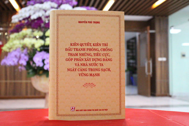 Cuốn sách 'Kiên quyết, kiên trì đấu tranh phòng, chống tham nhũng, tiêu cực, góp phần xây dựng Đảng và Nhà nước ta ngày càng trong sạch, vững mạnh' của Tổng Bí thư Nguyễn Phú Trọng. (Nguồn: Nhà xuất bản Chính trị quốc gia Sự thật) 'Cuốn sách của Tổng Bí thư có giá trị sâu sắc về lý luận và thực tiễn' ảnh 2