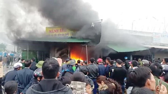 Nghệ An: Cháy lớn tại chợ Phủ Diễn dịp đầu năm, 7 kiốt bị thiêu rụi ảnh 1