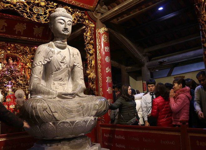 Thời tiết đẹp, người dân nô nức về hội Phật Tích đầu năm ảnh 1