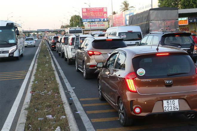 Kẹt xe kéo dài trên Quốc lộ 60 đoạn gần cầu Rạch Miễu. (Ảnh: Huỳnh Phúc Hậu/TTXVN) Ôtô khách đâm xe máy khi vừa qua trạm BOT Rạch Miễu, 1 người chết ảnh 2