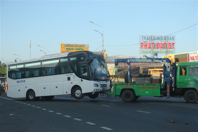 Hiện trường vụ tai nạn. (Ảnh: Huỳnh Phúc Hậu/TTXVN) Ôtô khách đâm xe máy khi vừa qua trạm BOT Rạch Miễu, 1 người chết ảnh 1