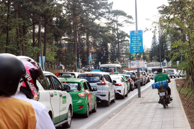 Tắc đường nghiêm trọng tại Đà Lạt, 3 tiếng nhích được 10km ảnh 1