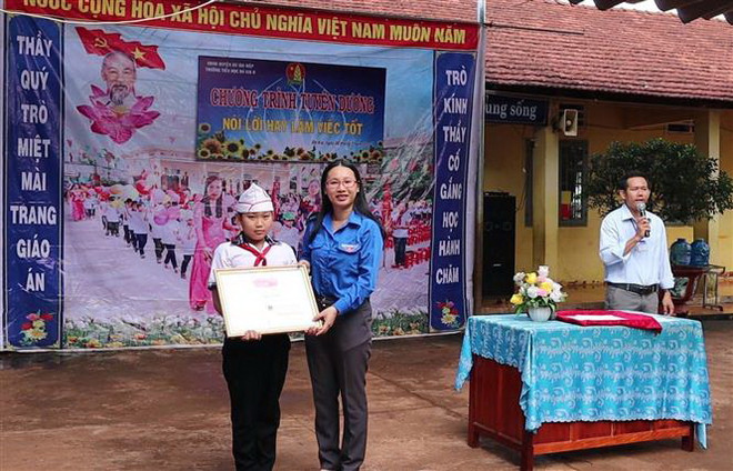 Khen thưởng học sinh nghèo nhặt được 50 triệu đồng, trả người đánh mất ảnh 1