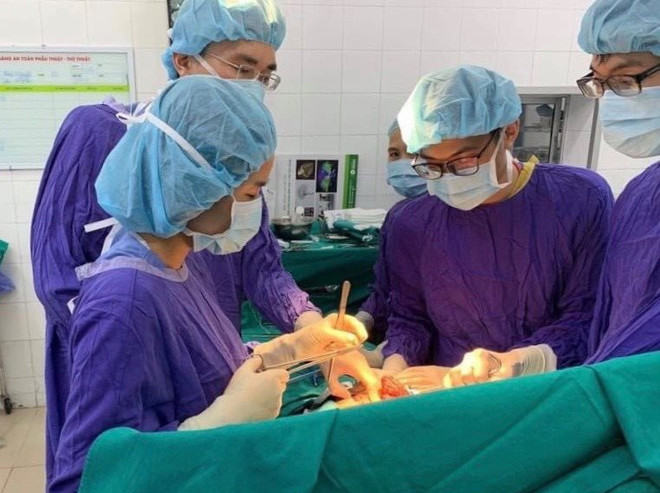 Phẫu thuật lấy khối u gan khổng lồ, kịp thời cứu sống người bệnh ảnh 1