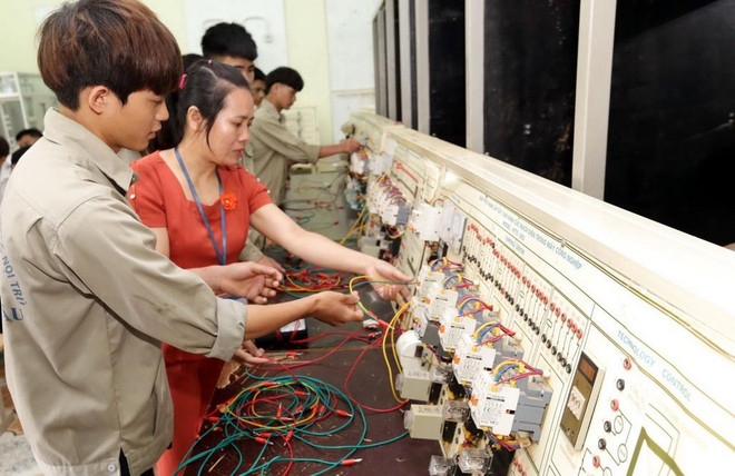 Một lớp dạy nghề. (Ảnh minh họa. Nguồn: TTXVN) Vào đại học không phải con đường duy nhất dành cho các bạn trẻ ảnh 2