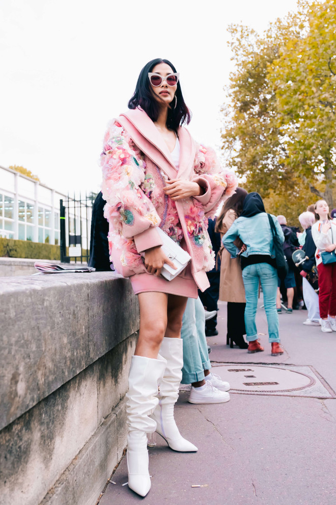 Á hậu Hoàn vũ Hoàng Thuỳ “chất lừ” trên đường phố Paris ảnh 8