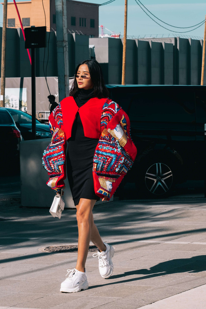 Á hậu Hoàn vũ Hoàng Thuỳ “chất lừ” trên đường phố Paris ảnh 4