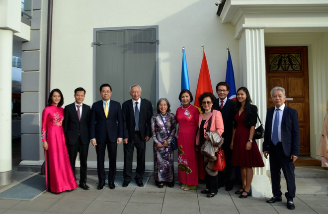 Thứ trưởng Bộ Khoa học Công nghệ Nguyễn Hoàng Giang và Đại sứ Lê Thị Tuyết Mai và Chủ tịch, Tổng thư ký và đại diện Ban tư vấn Hội người Việt Nam tại Thụy Sĩ đến dự Lễ kỷ niệm. (Ảnh: Tố Uyên/TTXVN) 'Việt Nam sẵn sàng đóng góp nhiều hơn cho công việc của Liên hợp quốc' ảnh 1