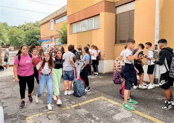 Học sinh ở Italy hân hoan trong 'ngày khai trường không khẩu trang' ảnh 1