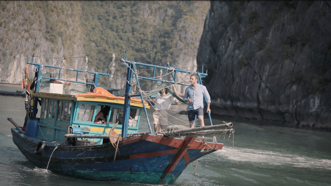 Du khách trải nghiệm đánh bắt cá biển. (Ảnh: CTV/Vietnam+) Để kỳ nghỉ Hè không phải là những trải nghiệm “hành xác” ảnh 1