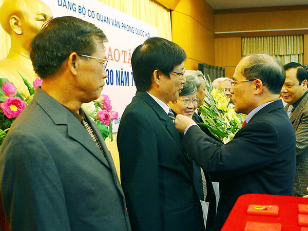 Trao tặng Huy hiệu 40, 30 năm tuổi Đảng cho 10 đảng viên ảnh 1