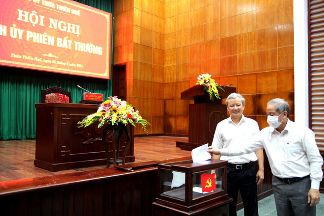 Bí thư Tỉnh ủy Lê Trường Lưu và Chủ tịch UBND tỉnh Phan Ngọc Thọ bỏ phiếu bầu bổ sung Phó Bí thư Tỉnh ủy Thừa Thiên-Huế. (Nguồn: Báo Thừa Thiên-Huế) Ông Nguyễn Văn Phương được bầu làm Phó Bí thư Tỉnh ủy Thừa Thiên-Huế ảnh 1