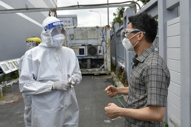 'Chiến sỹ áo trắng' ở quận 7, TP.HCM: Một người chiến đấu bằng mười ảnh 1