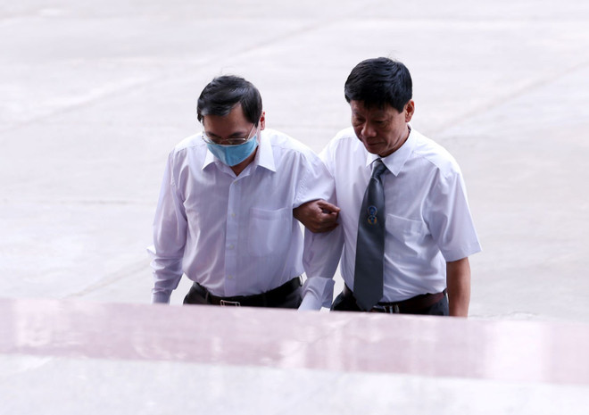 Bị cáo Vũ Huy Hoàng (bên trái, cựu Bộ trưởng Bộ Công Thương) đến tòa. (Ảnh: Phạm Kiên/TTXVN) Mở lại phiên tòa xét xử cựu Bộ trưởng Bộ Công Thương Vũ Huy Hoàng ảnh 1