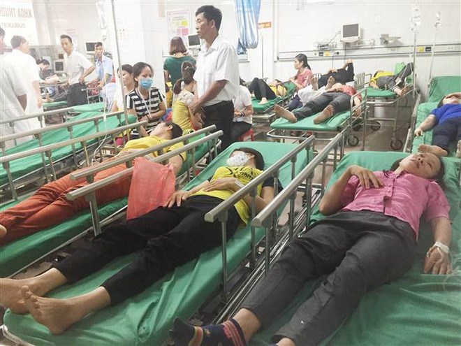 Lật xe chở công nhân may ở Nghệ An khiến 21 người bị thương ảnh 3