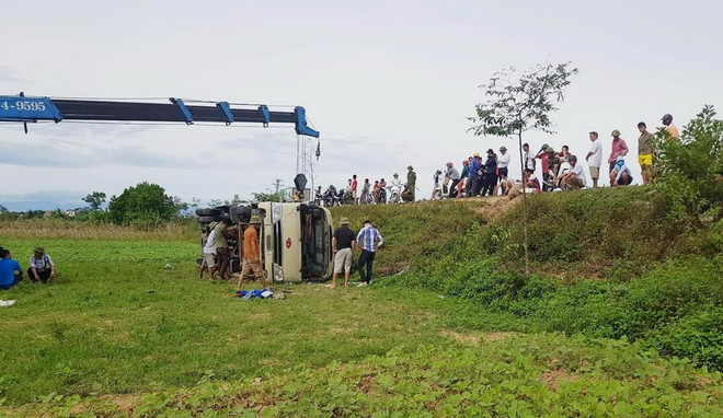 Lật xe chở công nhân may ở Nghệ An khiến 21 người bị thương ảnh 2