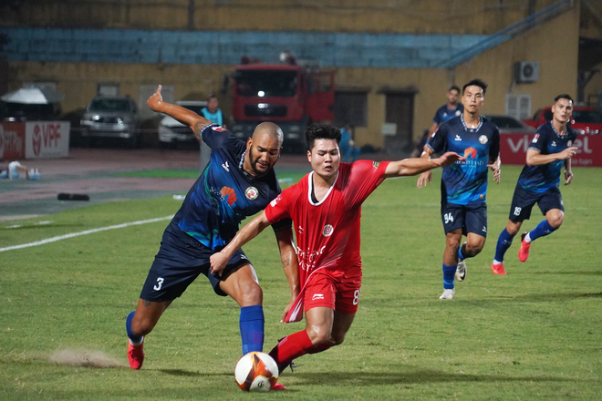 MerryLand Quy Nhơn Bình Định (áo xanh) và Thể Công-Viettel chia điểm với tỷ số 1-1 trên sân Hàng Đẫy. (Ảnh: Việt Anh/Vietnam+) vnp_4.png