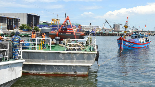 Lai dắt tàu câu mực cùng 7 ngư dân bị mắc cạn vào bờ an toàn ảnh 1