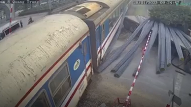 Rà soát các lối đi tự mở sau vụ tàu đâm va xe đầu kéo tại Thường Tín ảnh 1