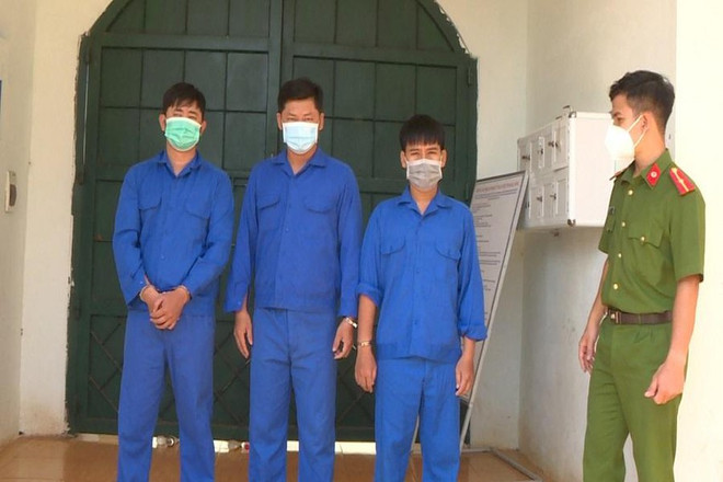 Đắk Nông: Tạm giữ nhóm đối tượng tạt mắm tôm vào cửa hàng quần áo ảnh 1