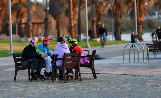 Israel lần thứ hai hủy bỏ quy định đeo khẩu trang trong không gian kín ảnh 1