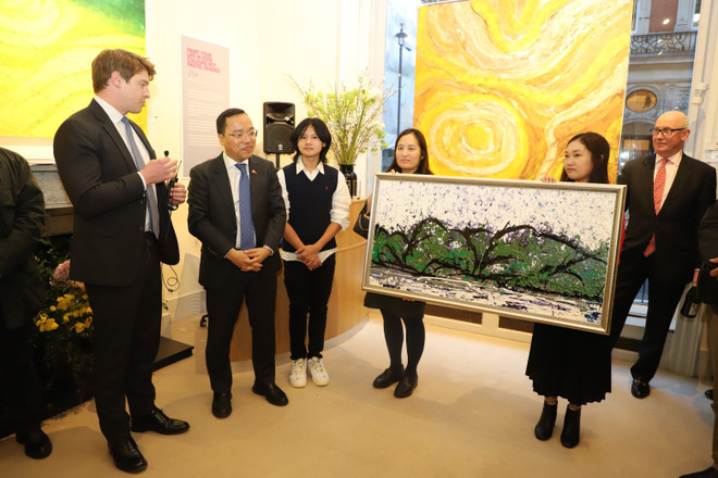 Thần đồng hội họa nhí Việt Nam tổ chức triển lãm tại Anh ảnh 1