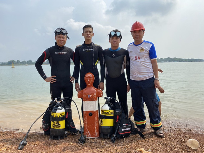 Bộ trưởng Bộ Công an thăng cấp hàm với sỹ quan cứu 4 người đuối nước ảnh 1