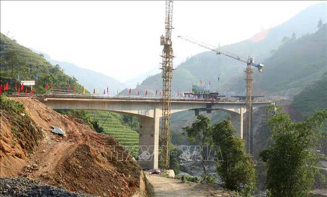 Hợp long cầu Suối Đum 2 trên cao tốc Lào Cai đi Sa Pa ảnh 1