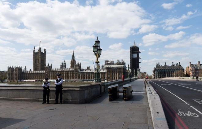 Giới chuyên gia nhận định về tình hình dịch COVID-19 tại Anh ảnh 1