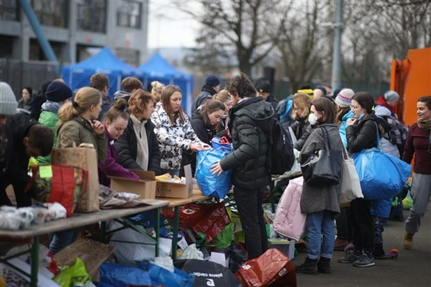 Phân phát đồ hỗ trợ cho người Ukraine sơ tán tránh chiến sự, tại Krakow (Ba Lan) ngày 26/2/2022. (Ảnh: PAP/TTXVN) IOM kêu gọi 500 triệu USD hỗ trợ nhân đạo cho những người dân Ukraine ảnh 1