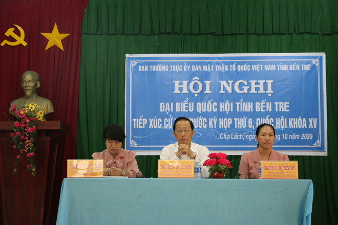 Đại biểu Quốc hội tỉnh Bến Tre tiếp xúc cử tri với người dân huyện Chợ Lách. (Ảnh: Chương Đài/TTXVN) Cử tri kiến nghị nhiều vấn đề nóng về môi trường, sách giáo khoa ảnh 2