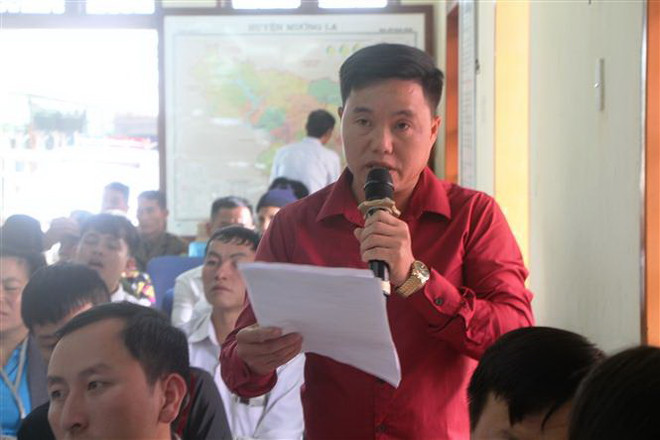 Cử tri Sùng A Nủ ở xã Chiềng Công kiến nghị với Đoàn Đại biểu Quốc hội tỉnh Sơn La. (Ảnh: Phan Quân/TTXVN) Cử tri kiến nghị nhiều vấn đề nóng về môi trường, sách giáo khoa ảnh 1